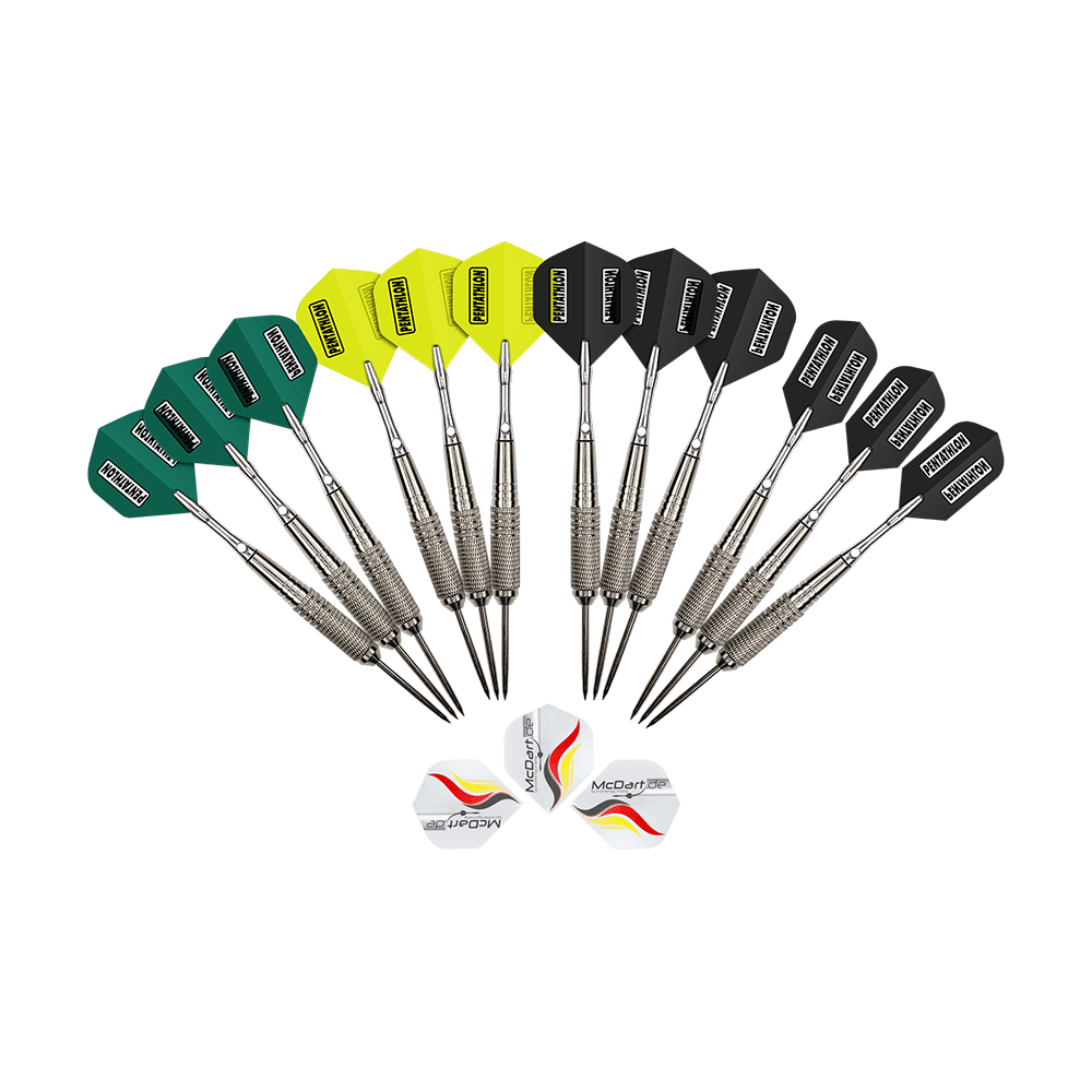 Das Bild zeigt zwölf Steeldarts der Marke McDart, die in einem Fächer angeordnet sind. Die Flights sind in den Farben Grün, Gelb und Schwarz gehalten, und es liegen drei zusätzliche Ersatzflights in Weiß davor.